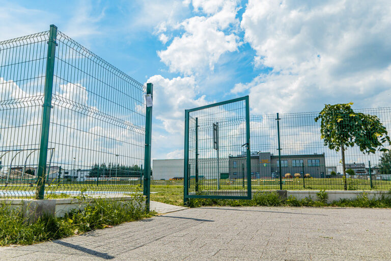 Read more about the article Montaż ogrodzenia panelowego na niestabilnym podłożu